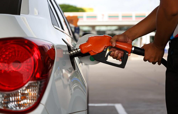 Jelentősen esik az üzemanyagok nagykereskedelmi ára, ez pedig már kihathat kiskerárra is