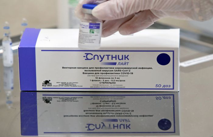 Oroszország újra felhasználja a Szijjártó Pétert a Szputnyik vakcina reklámjában
