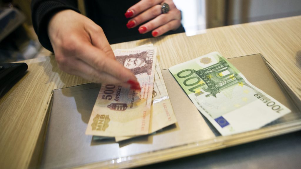 A magyarok kétharmada örülne az euró bevezetésének