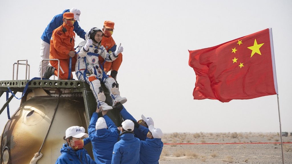 Fél év után hazatértek a kínai űrhajósok, akik rekordot döntöttek