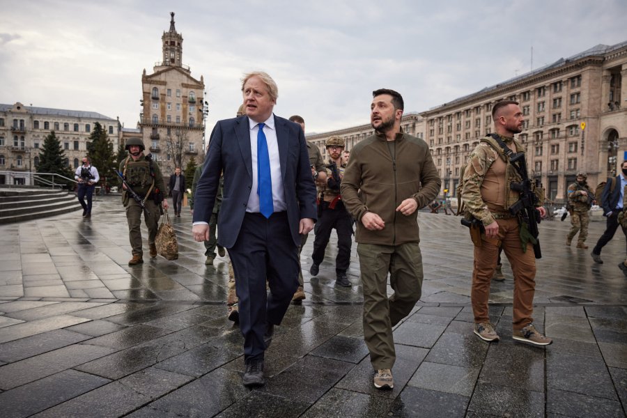 Boris Johnson Kijevben: Amíg a politikusaink beszélnek, a brit vezető tesz