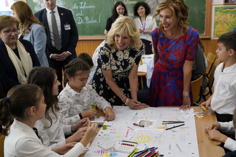 Ukrán gyerekekkel találkozott Jill Biden Romániában