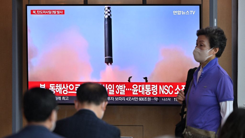 Észak-Korea három rakétát is fellőtt szerdán