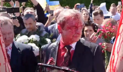 Vörös festékkel öntötték arcon Oroszország varsói nagykövetét