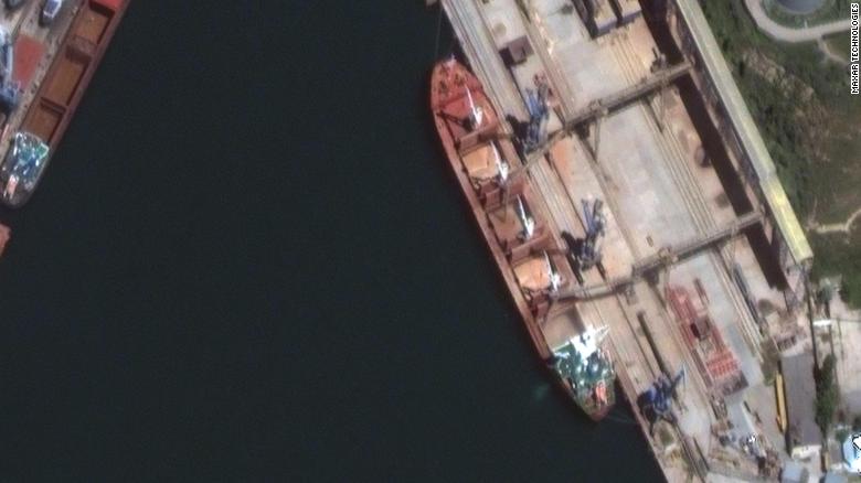 Műholdfelvételeken látszik, ahogy orosz hajókra rakodnak lopott gabonát a Krímen￼