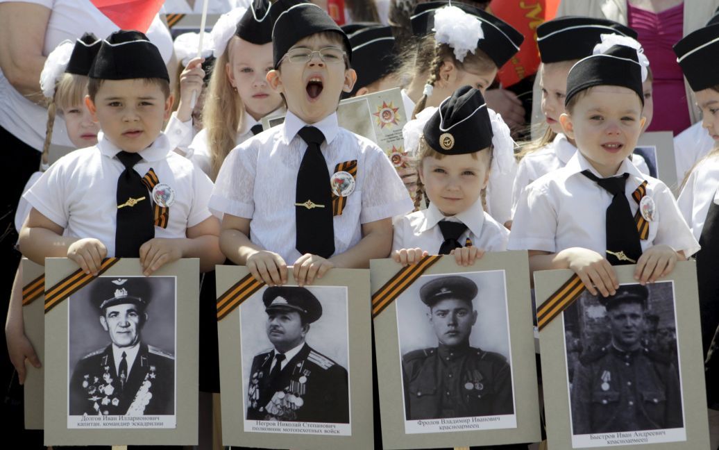 Z betűs tanknak és repülőnek öltöztettek orosz kisgyerekeket
