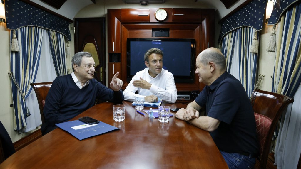 Macron, Scholz és Draghi éjszakai vonattal utaztak Kijevbe