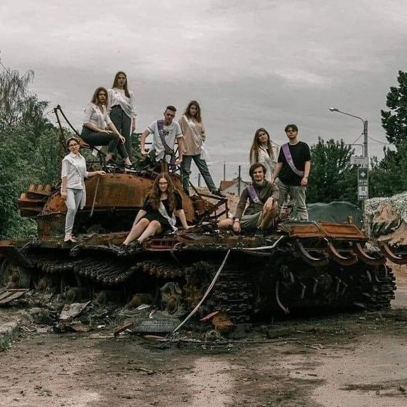 Megrázó fotók készültek a végzős csernyihivi diákokról