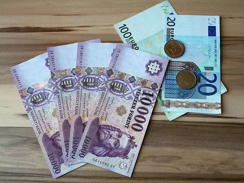 Forint: a 400-as szint felé halad az euró