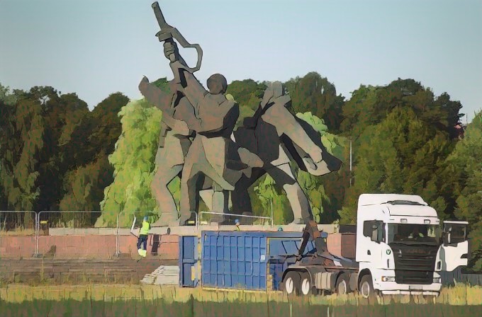 Rigában szovjet emlékművet bontanak, a helyi oroszoknak ez nem tetszik