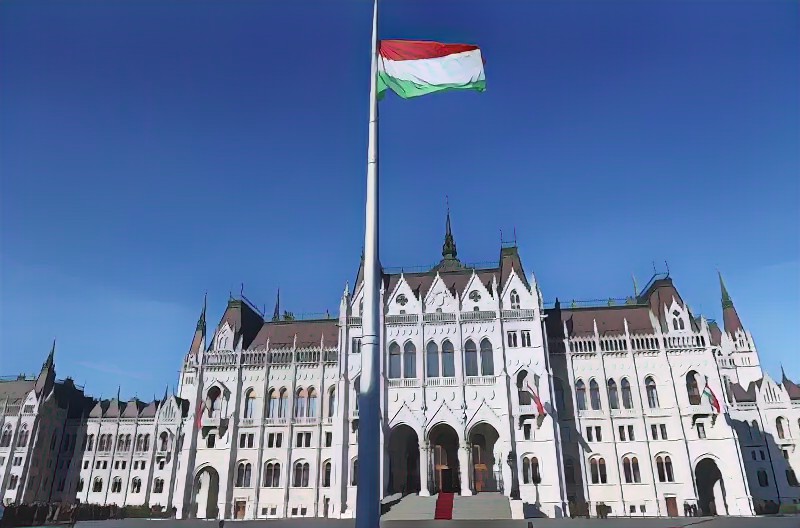 Október 23.: felhúzták a magyar zászlót a parlamentnél