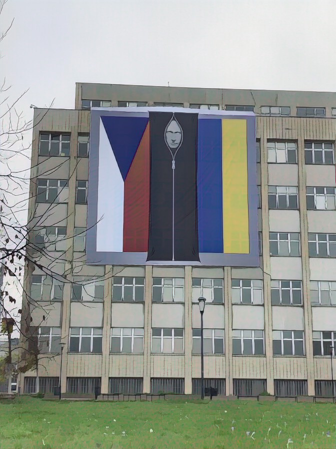 Putyin hullazsákba helyezett portréja látható a cseh belügyminisztérium épületén