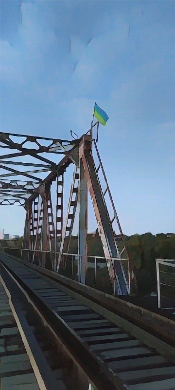 Ukrán zászló leng már Herszon déli vasúti hídján