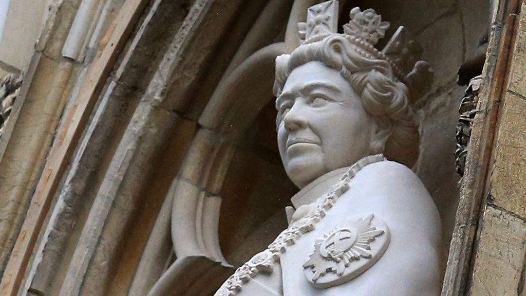 Elkészült II. Erzsébet királynő első szobra