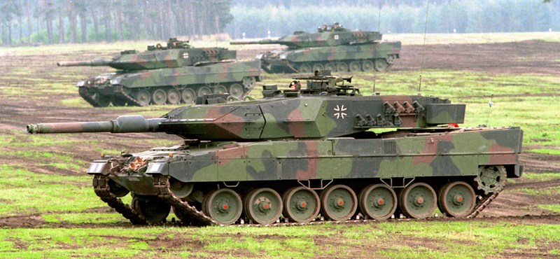 Akár koalíciós válságot is hozhat annak a kérdésnek az eldöntése, hogy kaphassanak-e német tankot az ukránok