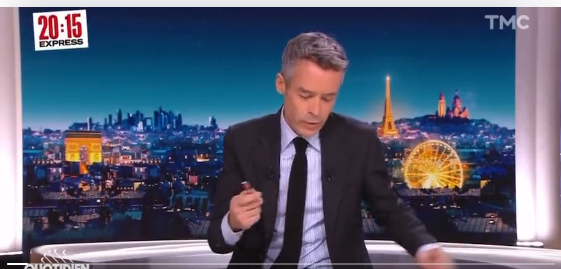 A francia tévé élő bejelentkezésében csapódott be a rakéta a riporter mögé