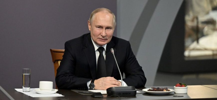 Jellegzetes Kreml-retorika egy fontos eseményről: Putyin a népi támogatással két székre próbál ülni
