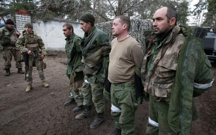 A hadifoglyok kérdése a háború alatt: a Kreml hazugságai és Ukrajna emberisége
