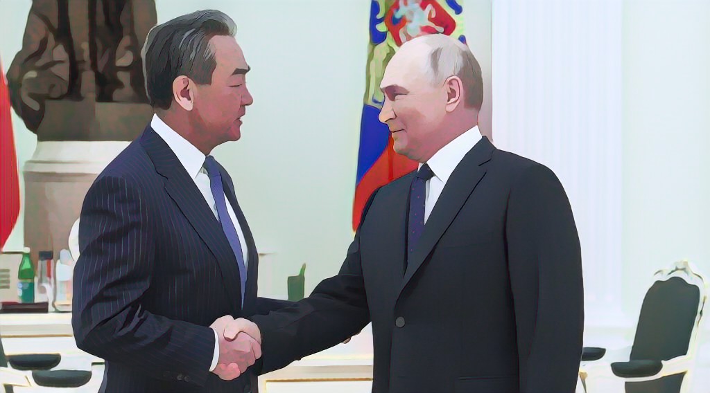 A Szijjártóval lángosozó kínai kommunista államtanácsos Putyinnal is nagyon összebarátkozott