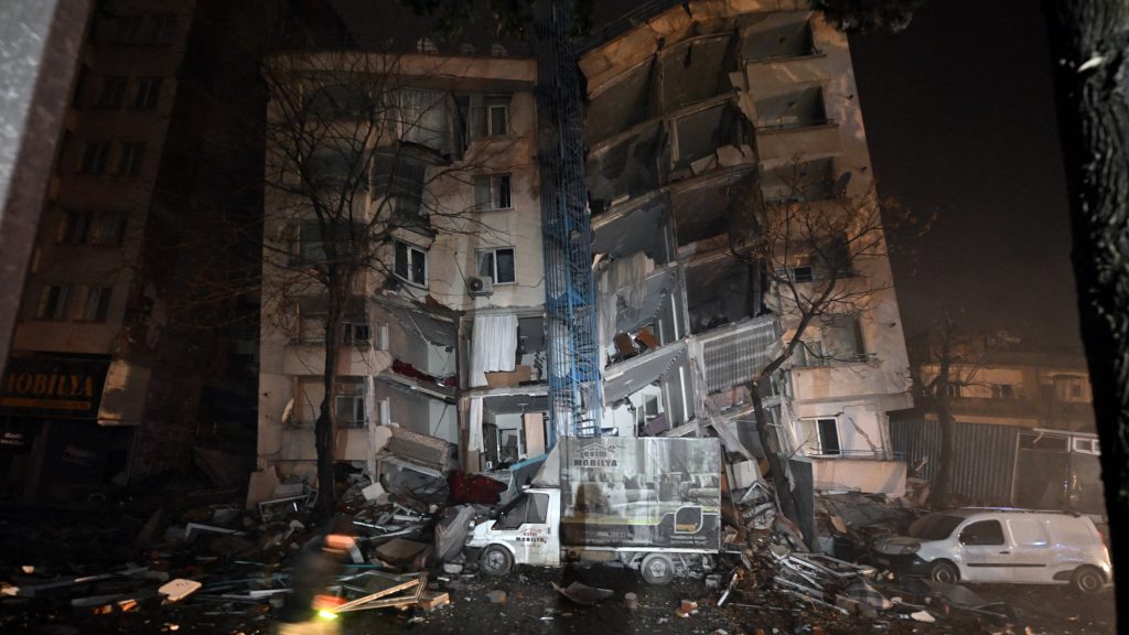 Az újabb rengés után már négyezer fölött a halálos áldozatok száma Törökországban és Szíriában