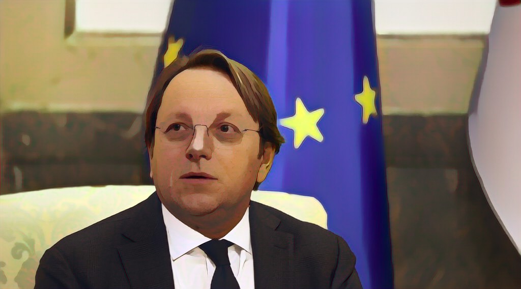 Várhelyi Olivér menesztését követelik, miután lehülyézte az Európai Parlament képviselőit
