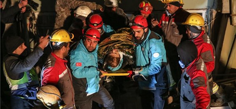 Több mint egy héttel a földrengés után is sikerült túlélőket kimenteni a törökországi romok alól