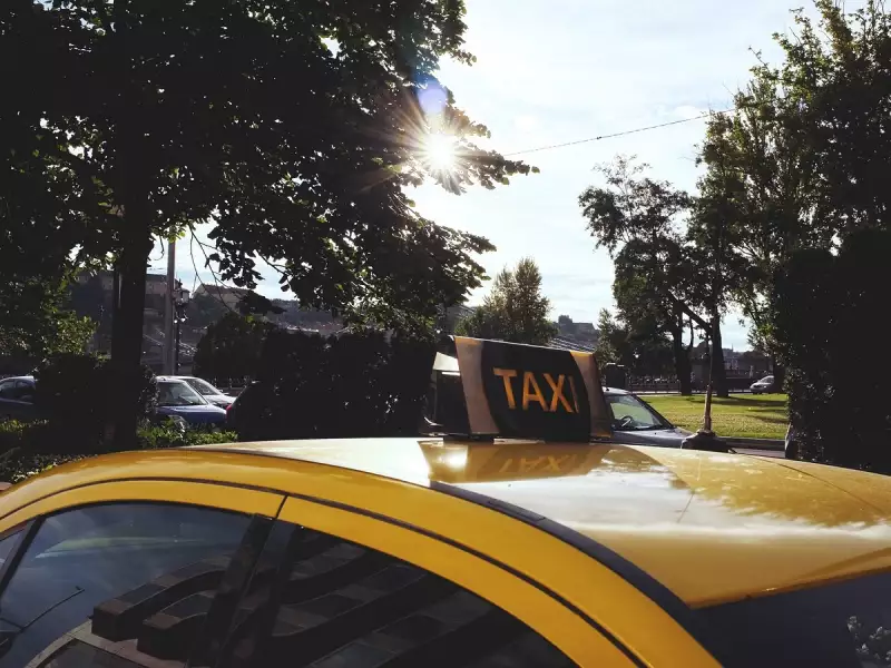 Lehúznak és tilosban parkolnak, kitilthatják a taxikat Budapest leglátogatottabb városrészéből