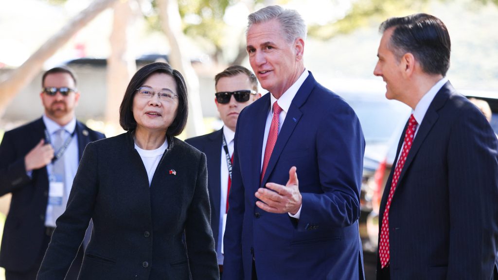 Kína fenyegetése ellenére találkozott a tajvani elnök és az amerikai házelnök