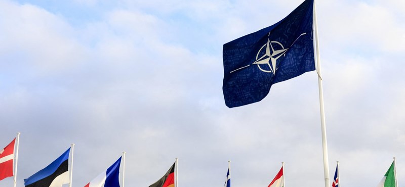 Szijjártó Bukarestben lesz, amikor a NATO-ban felvonják a finn zászlót