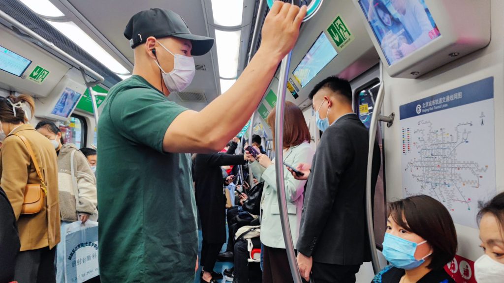 A Covid-korszak vége: már a pekingi metrón sem kell maszkot hordani