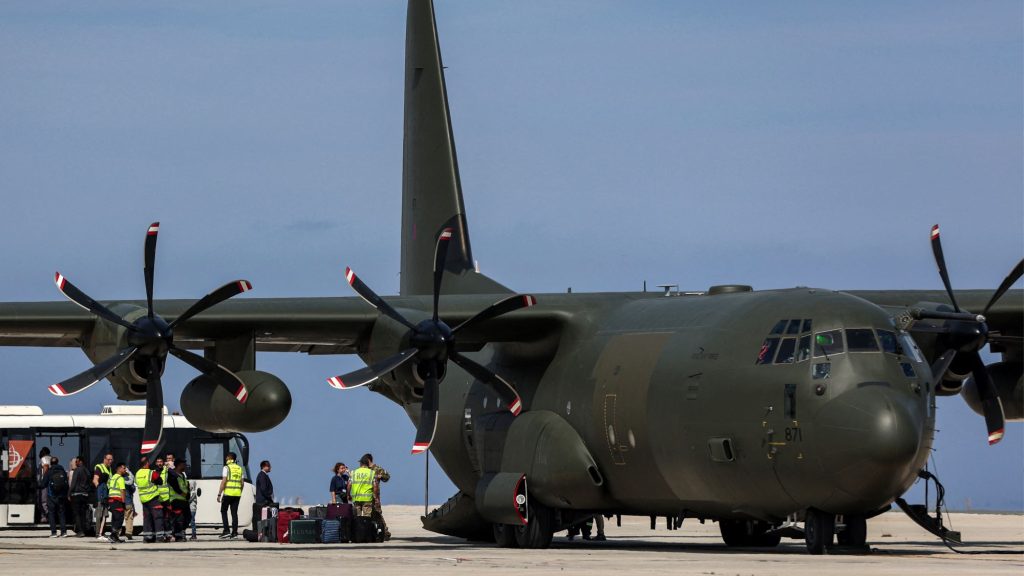 21 katonai repülővel menekítette az embereket Nagy-Britannia Szudánból, lezárták a légihidat
