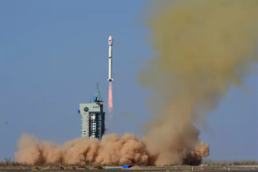 Műholdat indított Kína, becsapódások Tajvan közelében