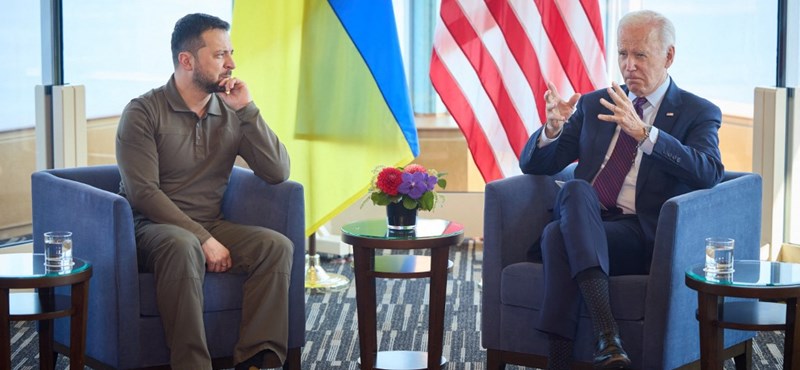 Komoly tüzérségi támogatást ígért Biden Zelenszkijnek a G7-en