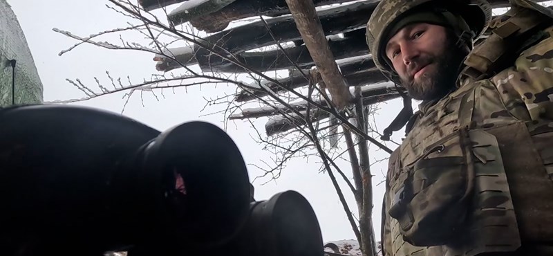 Korábban fegyvert sem látott, most a lövészárokban küzd az oroszok ellen – videó