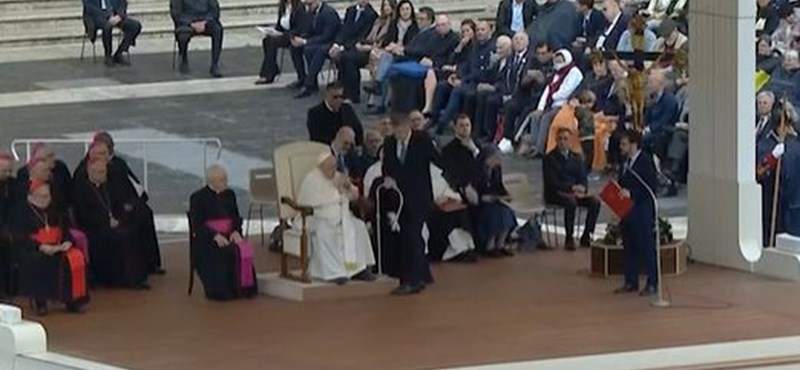 Ferenc pápa audienciát tartott, de közben volt egy fontos telefonhívása