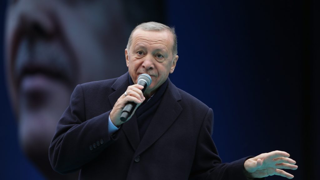Jönnek a török választások, Erdogan 45 százalékos béremelést jelentett be a közszférában