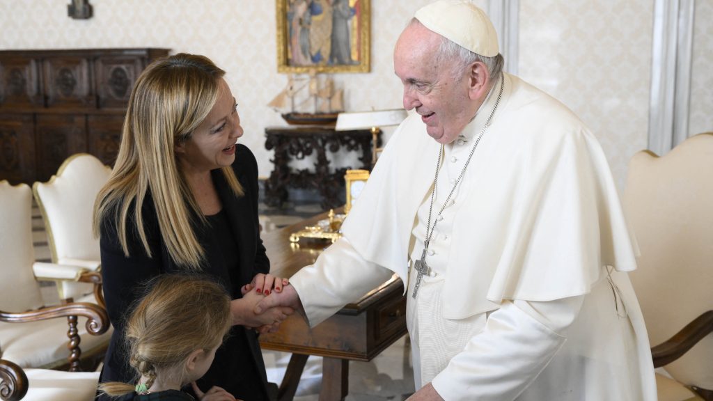 Ferenc pápa: Vigyáznunk kell, mert egyre többen háziállattal érkeznek a Szent Péter térre gyerek helyett