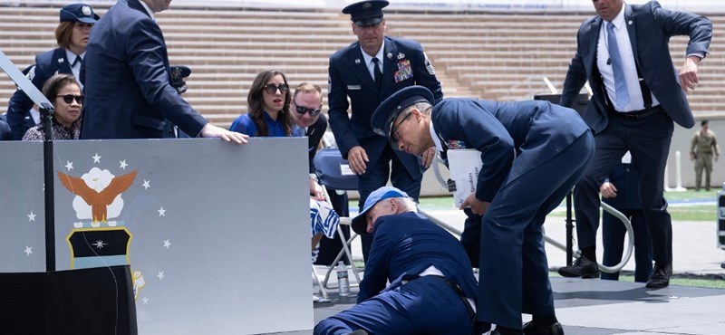Biden összecsuklott az amerikai légierő diplomaosztóján – videó