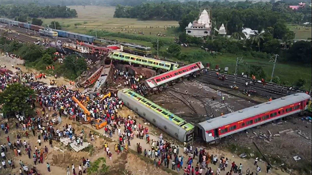 Drámai felvételek az eddig 280 halálos áldozatot követelő indiai vonatszerencsétlenségről