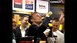 17 másodperc alatt húzott le egy üveg sört Macron