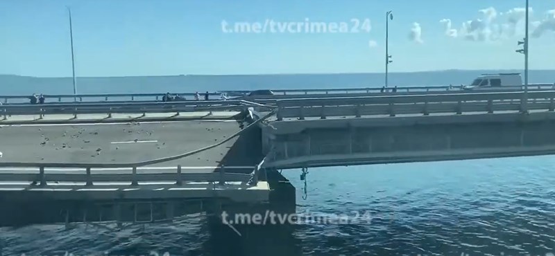 Videón és képeken a Krímre vezető orosz híd megrongálódott szakasza