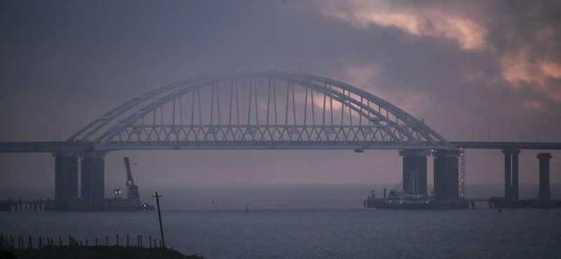 Leállították a forgalmat a Krímet Oroszországgla összekötő hídon, állítólag robbanások történtek
