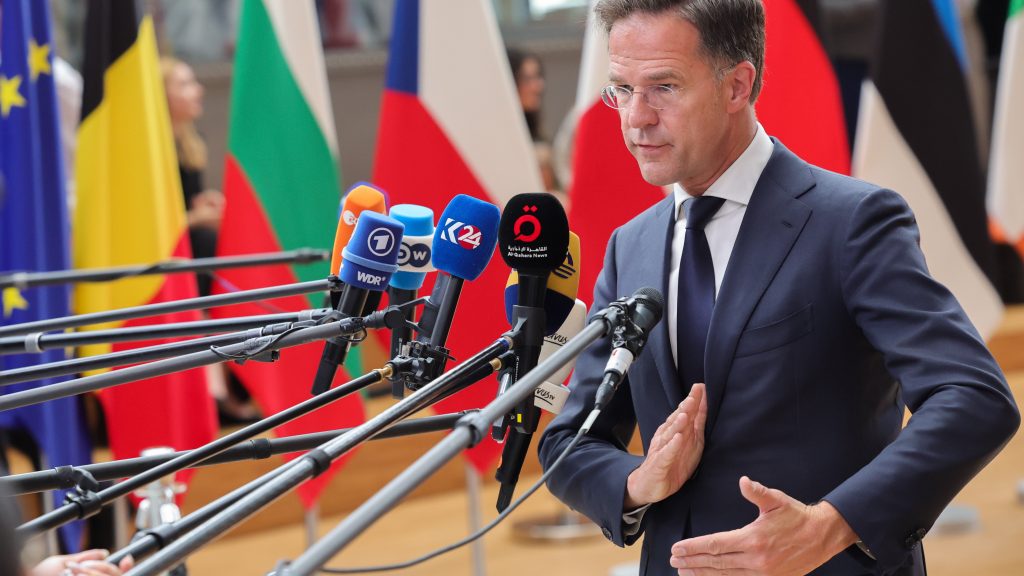 Orbán egyik fő kritikusa nemcsak a holland kormány éléről távozik, de a politikából is kilép