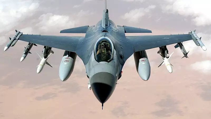 Megtanulják vezetni az ukrán pilóták az F-16-osokat, ám még nem biztos, hogy kapnak belőle