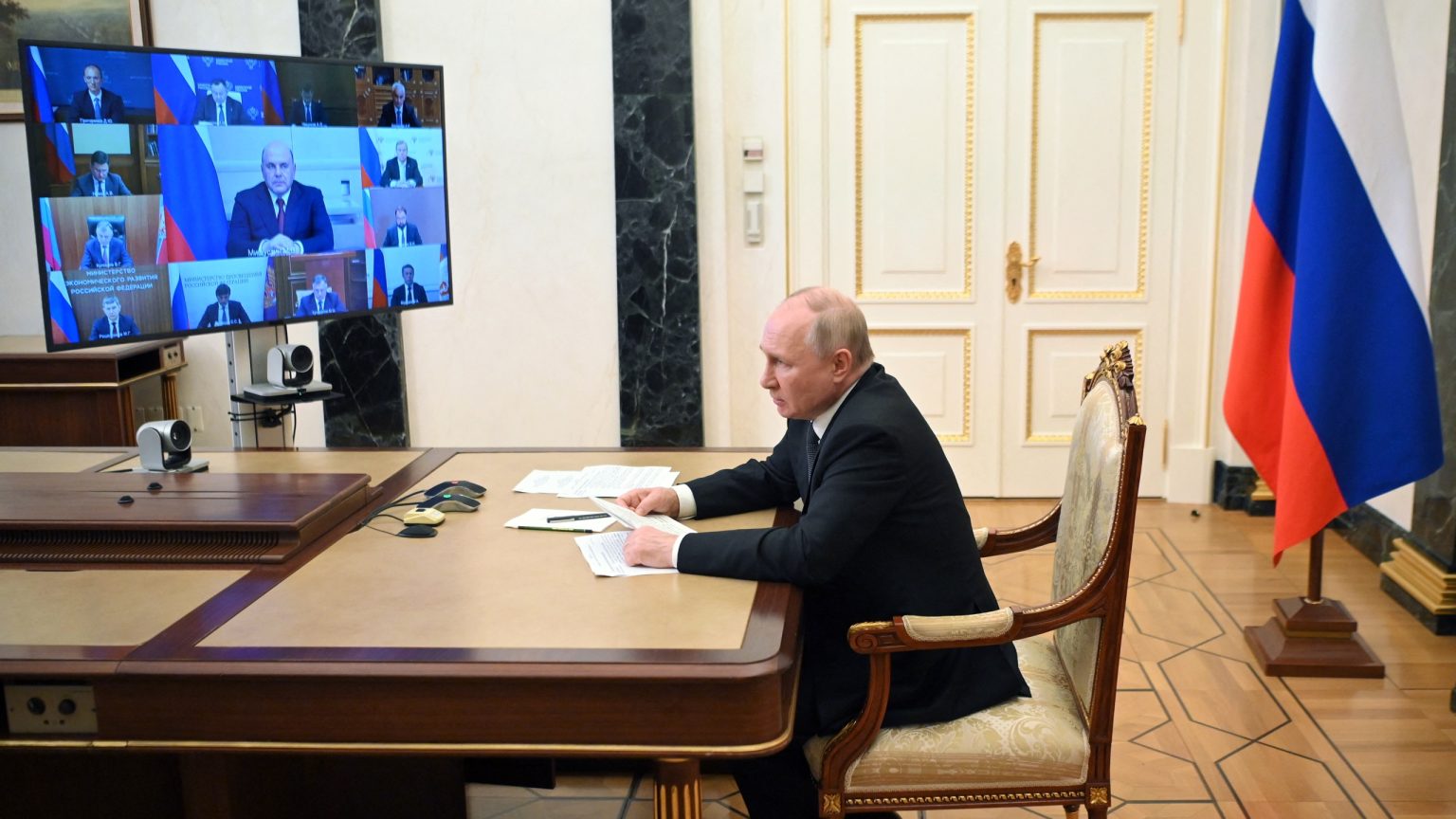 Putyin megpróbálja hadiállapotba hozni a gazdaságát