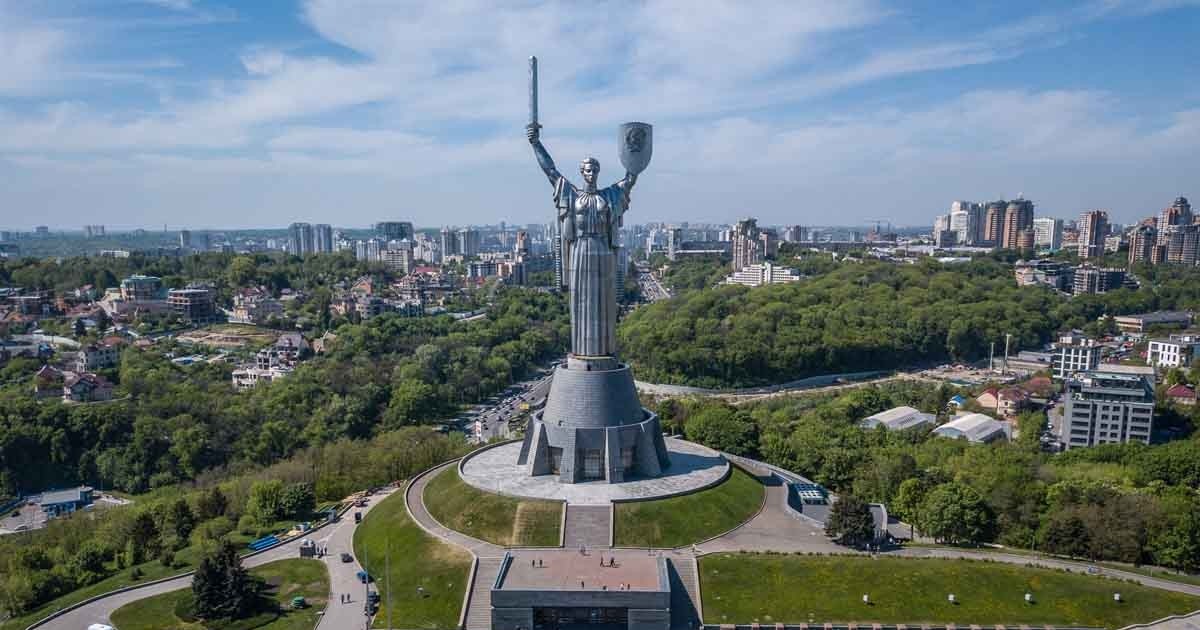 Felkerült az ukrán címer a kijevi Szülőföld emlékműre