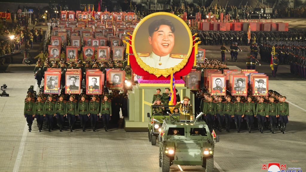 Fokozza a rakétagyártást Észak-Korea, hogy „elsöprő katonai erővel” rendelkezzen