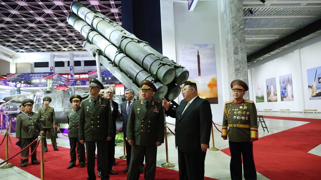 Kim Dzsong Un: Növelni kell a fegyvergyártást!