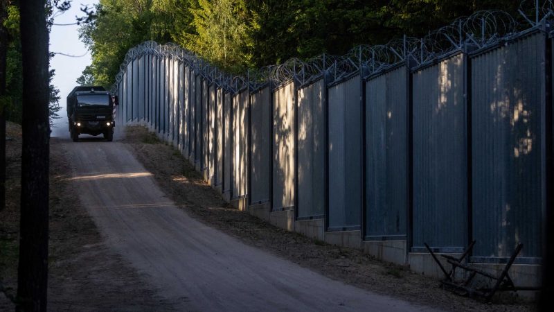 A fehérorosz határra rendelt katonákat a lett védelmi miniszter