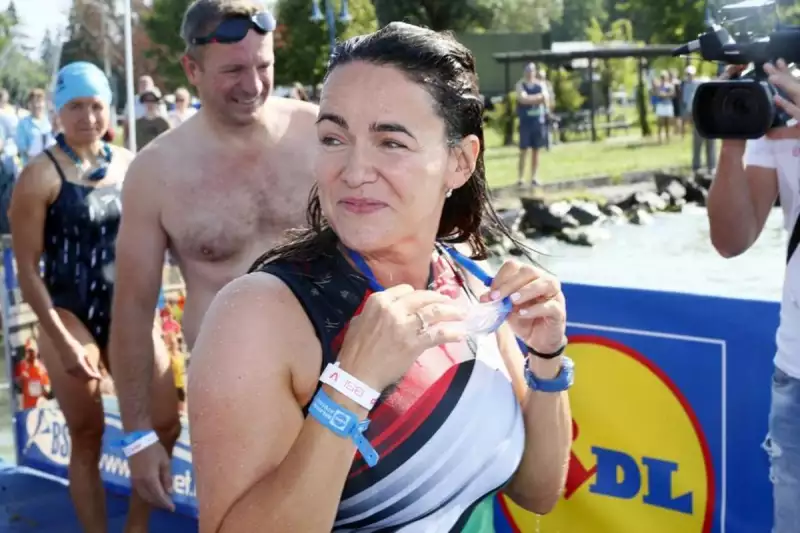 Novák Katalin maga finanszírozta egyedi úszódresszét